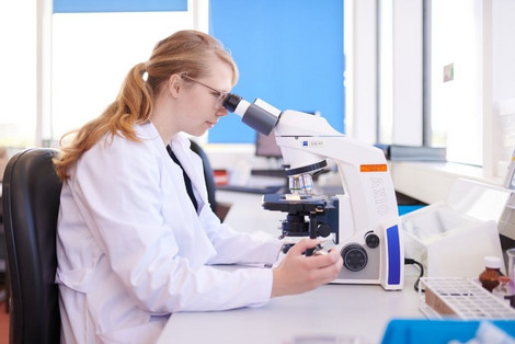 Mikroskopische Untersuchung von einer Mitarbeiter der Klinik für Neurologie der Universitätsmedizin Göttingen