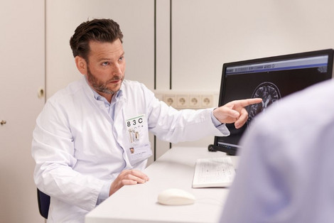 Prof. Dr. Weber ist Spezialist im Bereich chronisch entzündliche Erkrankungen des ZN. Er praktiziert in der Klinik für Neurologie in Göttingen an der UMG